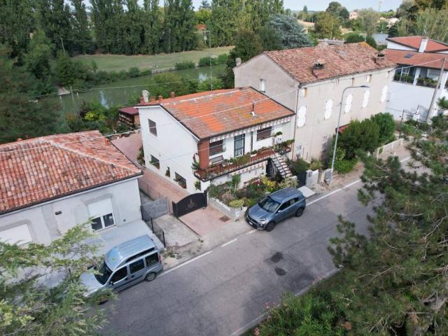 Villa Indipendente in vendita a Ferrara, Reggio Emilia