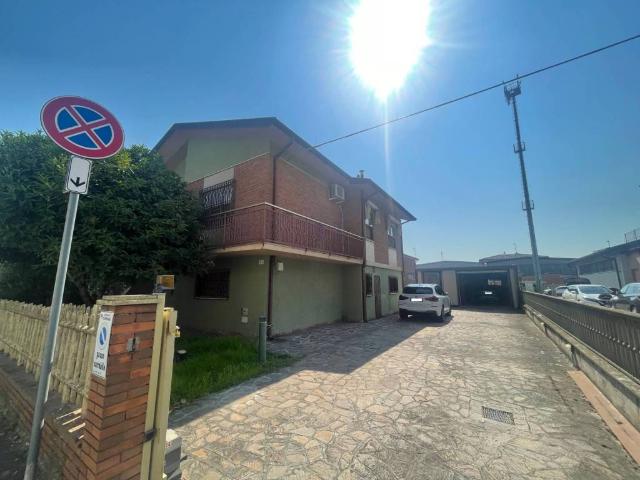 Villa Indipendente in vendita a Villaggio Satellite, Ferrara