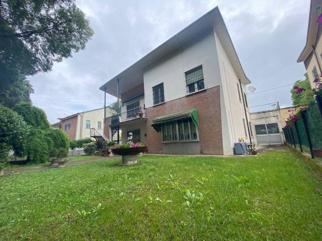 Villa Indipendente in vendita a Ferrara, Reggio Emilia