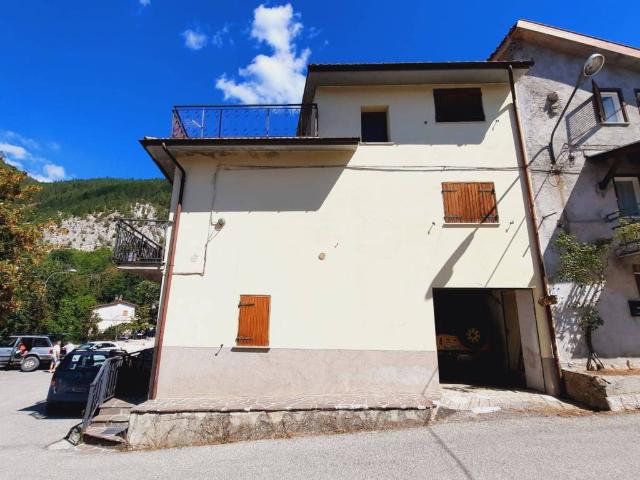 Villa Indipendente in vendita a Fiamignano, Lazio