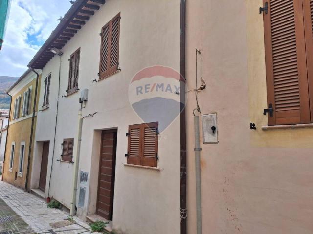 Villa Indipendente in vendita a Foligno, Umbria