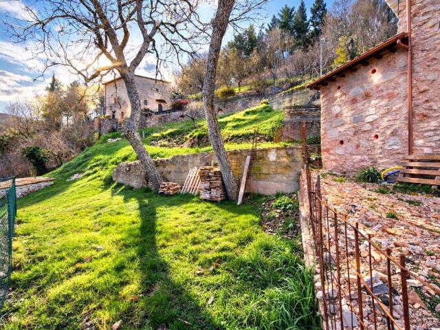 Villa Indipendente in vendita a Foligno, Umbria