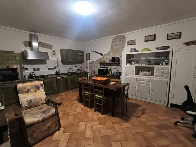 Villa Indipendente in vendita a Foligno, Umbria