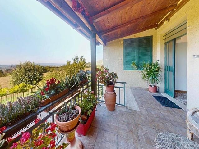 Villa Indipendente in vendita a Foligno, Umbria