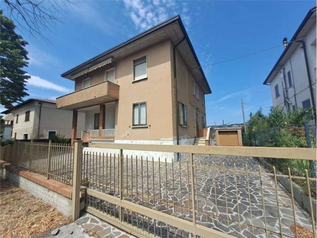 Villa Indipendente in vendita a Foligno, Umbria