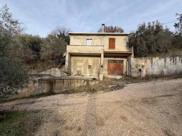 Villa Indipendente in vendita a Foligno, Umbria