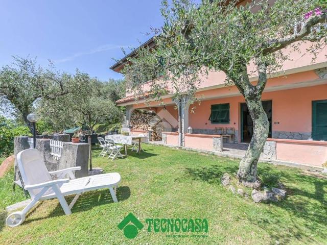 Villa Indipendente in vendita a Follo, Liguria