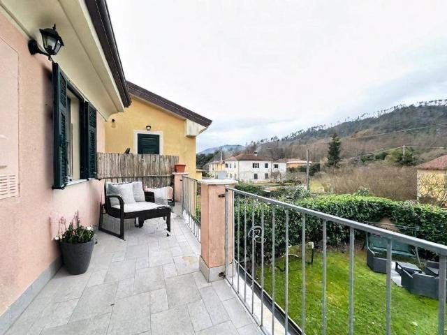 Villa Indipendente in vendita a Follo, Liguria