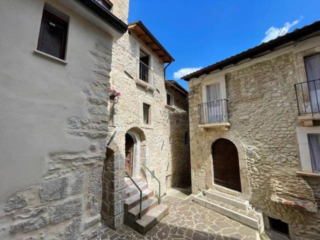 Villa Indipendente in vendita a Fontecchio, Abruzzo