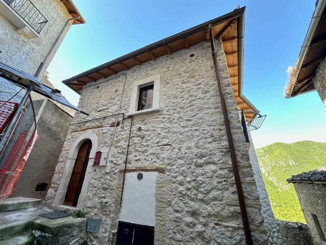 Villa Indipendente in vendita a Fontecchio, Abruzzo