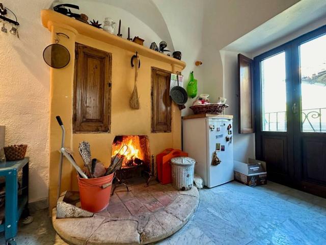 Villa Indipendente in vendita a Fontecchio, Abruzzo