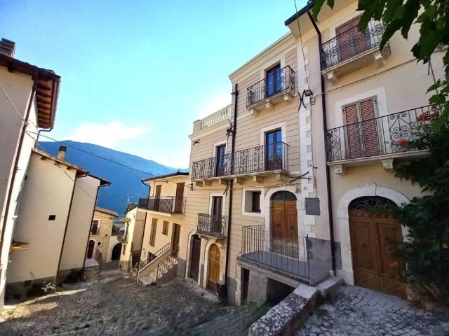 Villa Indipendente in vendita a Fontecchio, Abruzzo