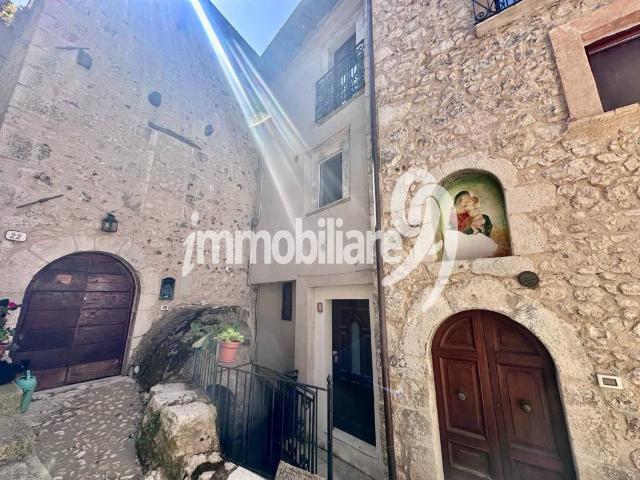 Villa Indipendente in vendita a Fontecchio, Abruzzo