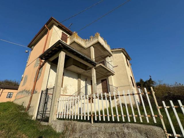 Villa Indipendente in vendita a Fortunago, Lombardia