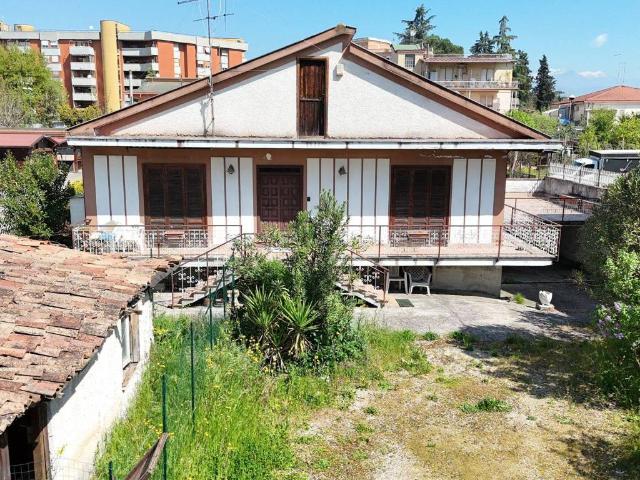 Villa Indipendente in vendita a Frosinone, Lazio