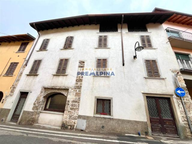 Villa Indipendente in vendita a Gandino, Lombardia