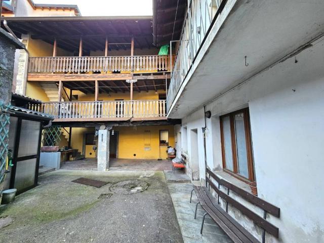 Villa Indipendente in vendita a Gandino, Lombardia