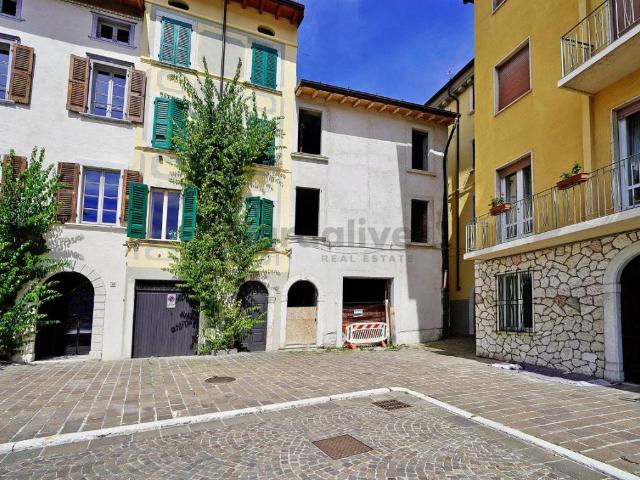 Villa Indipendente in vendita a Comunità Montana Parco Alto Garda bresciano, Gargnano
