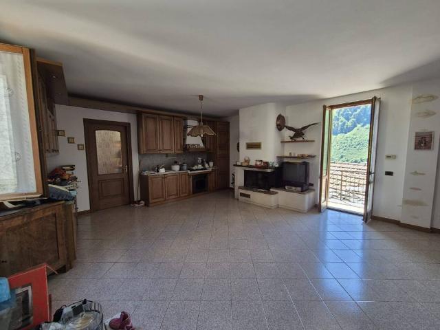 Villa Indipendente in vendita a Garzeno, Lombardia