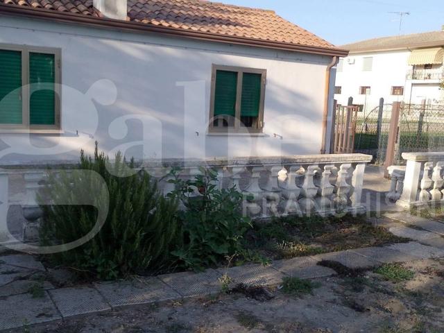 Villa Indipendente in vendita a Veneziano, Gavello