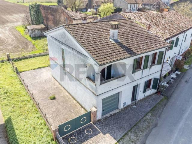 Villa Indipendente in vendita a Gazzuolo, Lombardia