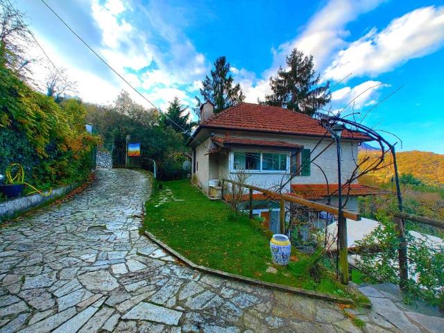 Villa Indipendente in vendita a Media Val Bisagno, Serra Riccò