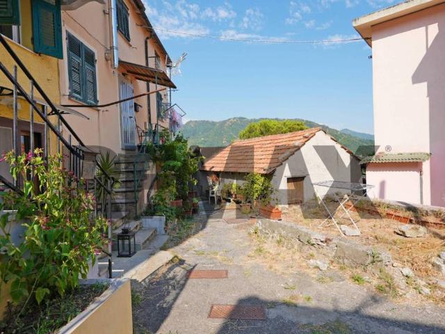 Villa Indipendente in vendita a Media Val Bisagno, Serra Riccò