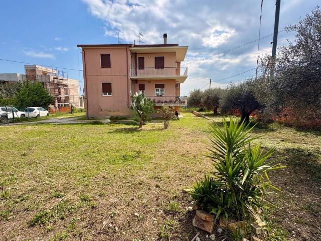 Villa Indipendente in vendita a Zona Industriale di Colleranesco, Giulianova