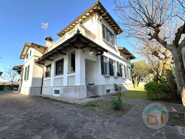Villa Indipendente in vendita a Lucinico / Ločnik / Luzinìs, Gorizia