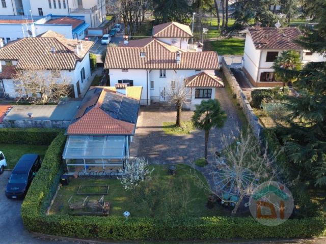 Villa Indipendente in vendita a Lucinico / Ločnik / Luzinìs, Gorizia