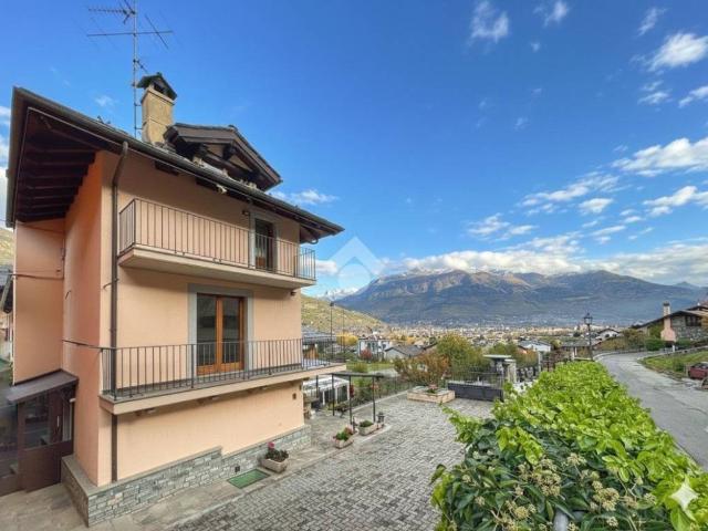 Villa Indipendente in vendita a Gressan, Aosta