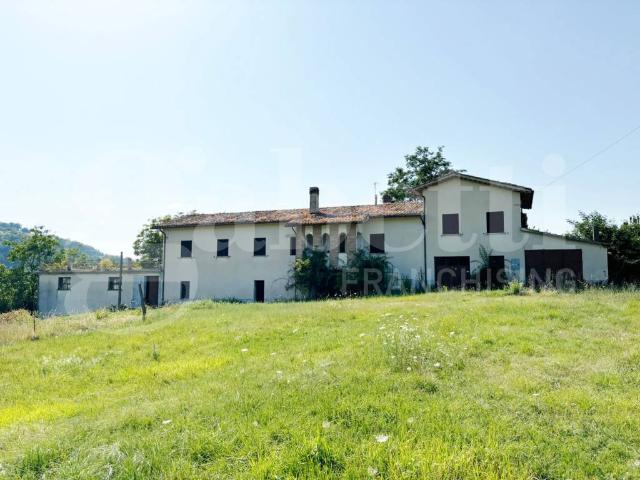 Rustico in vendita a Gualdo Tadino, Umbria