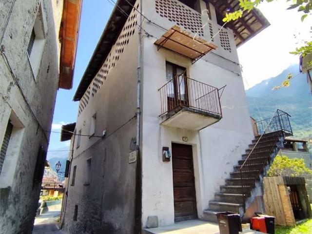 Villa Indipendente in vendita a Hone, Aosta