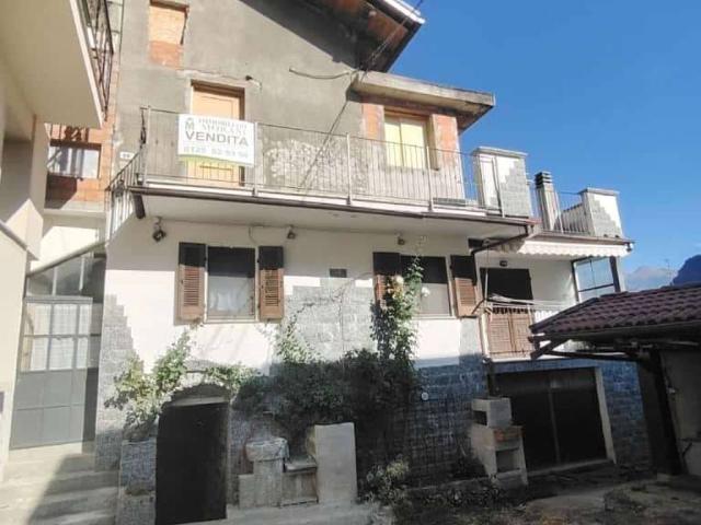 Villa Indipendente in vendita a Issogne, Aosta