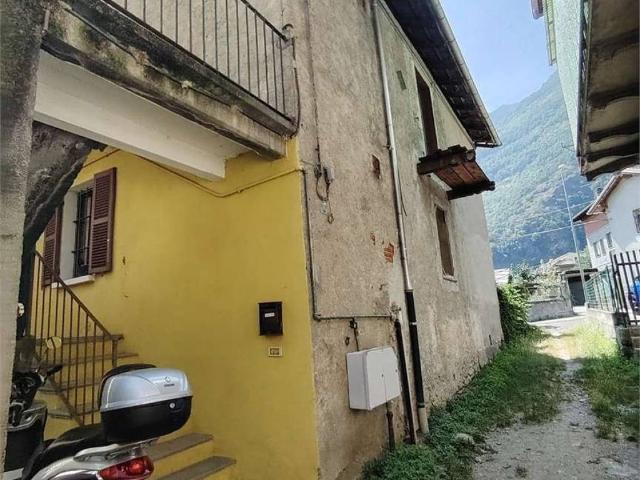 Villa Indipendente in vendita a Issogne, Aosta