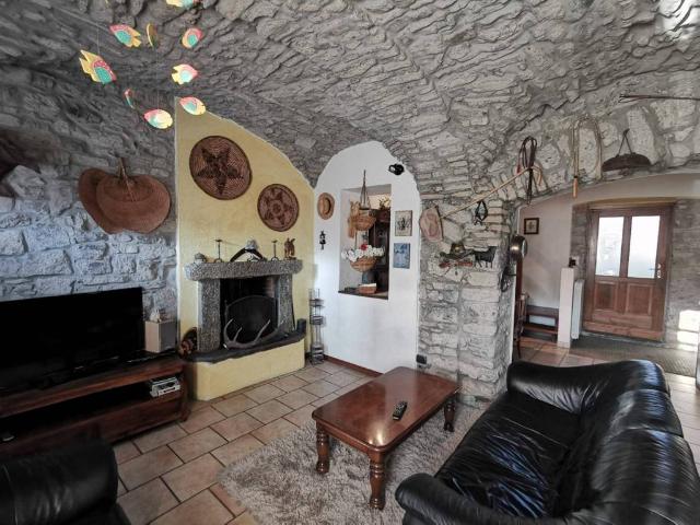 Villa Indipendente in vendita a Laino, Lombardia