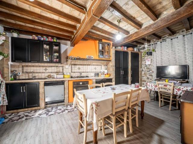 Villa Indipendente in vendita a Langhirano, Reggio Emilia
