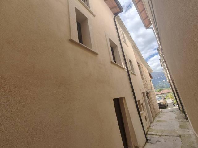 Villa Indipendente in vendita a Tornimparte, Abruzzo