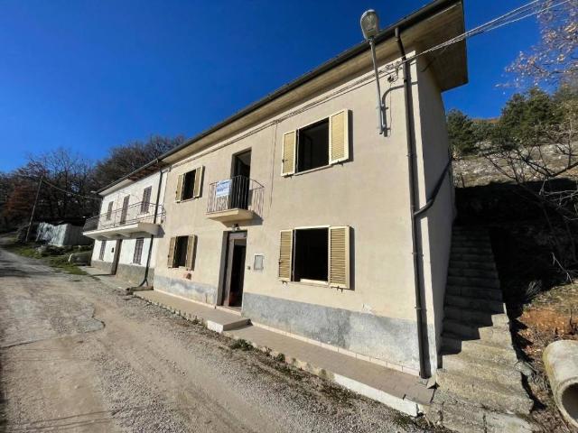 Villa Indipendente in vendita a Tornimparte, Abruzzo