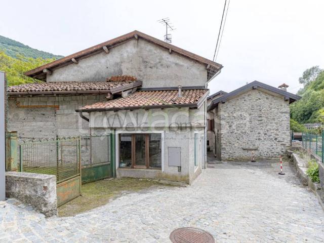 Villa Indipendente in vendita a Lasnigo, Lombardia