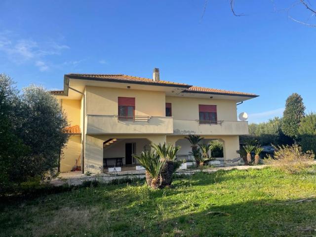 Villa Indipendente in vendita a Latina, Lazio