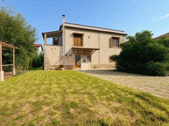 Villa Indipendente in vendita a Latina, Lazio