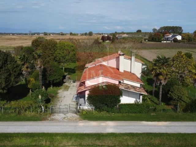 Villa Indipendente in vendita a Latisana, Friuli-Venezia Giulia