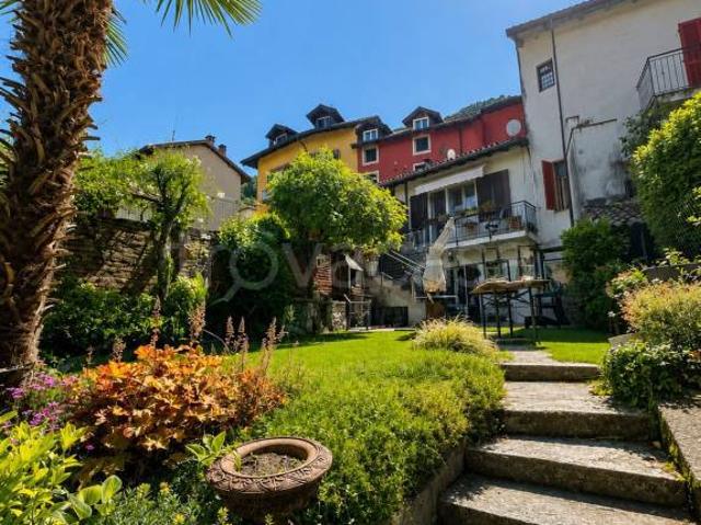 Villa Indipendente in vendita a Comunità Montana Valli del Verbano, Laveno Mombello