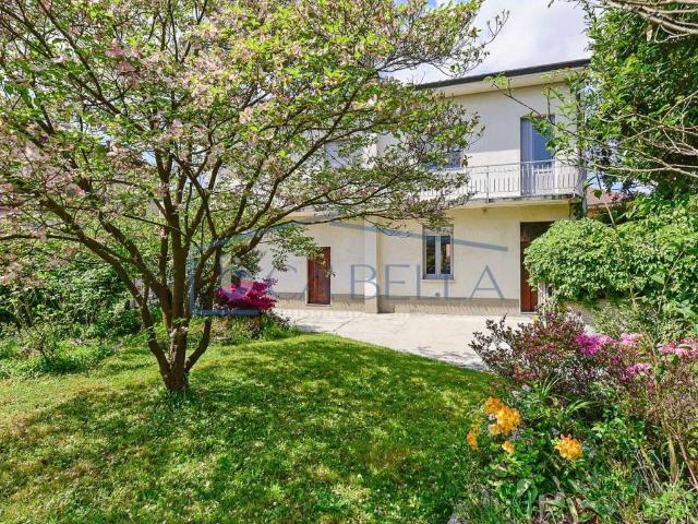 Villa Indipendente in vendita a Lazzate, Lombardia