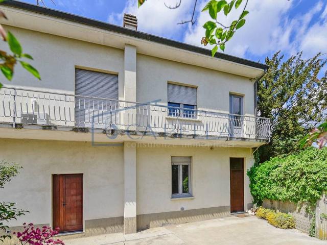 Villa Indipendente in vendita a Lazzate, Lombardia