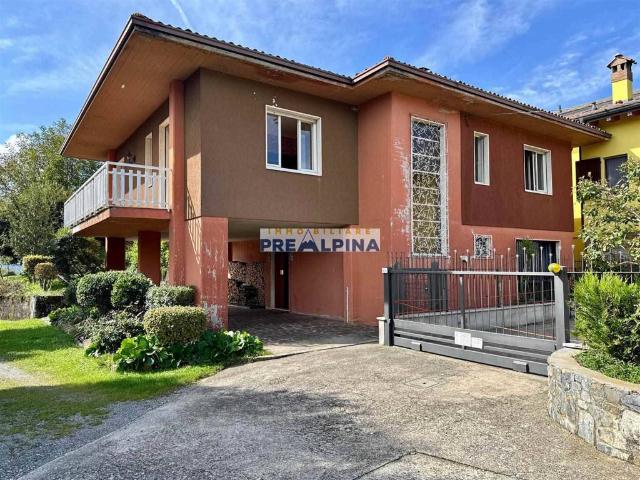 Villa Indipendente in vendita a Leffe, Lombardia