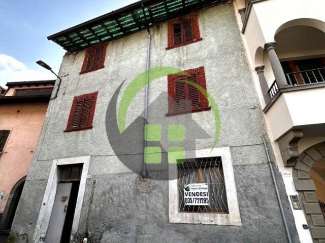 Villa Indipendente in vendita a Leffe, Lombardia