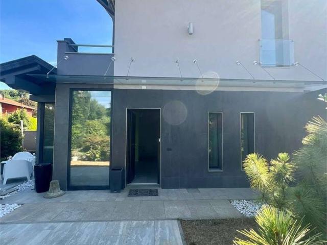 Villa Indipendente in vendita a Unione dei comuni del Medio Verbano, Leggiuno