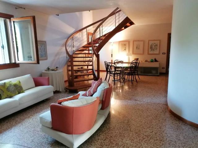 Villa Indipendente in vendita a Legnago, Veneto